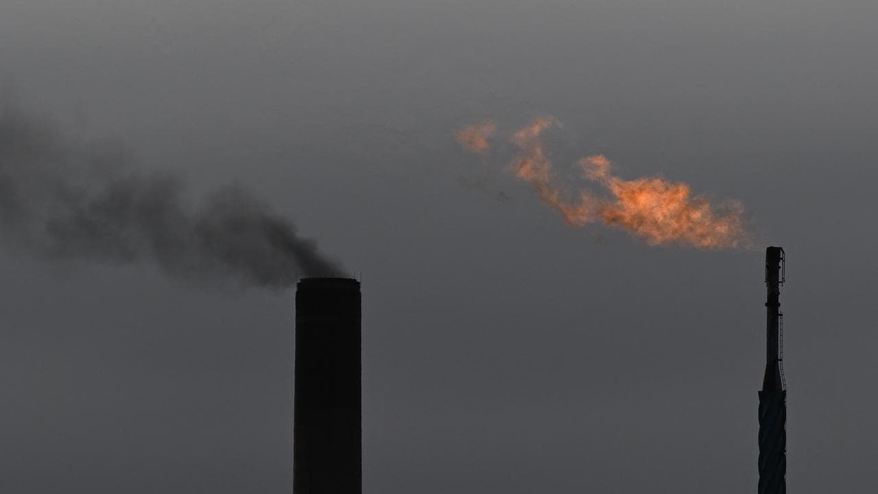 Reserve gas, reduce prices, union tells government