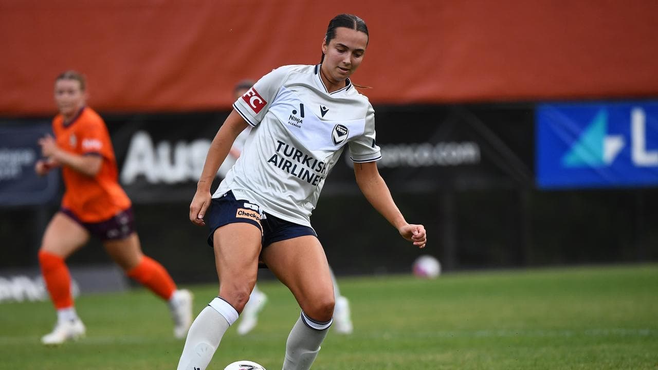 Victory stunned as Canberra sink rivals in Melbourne