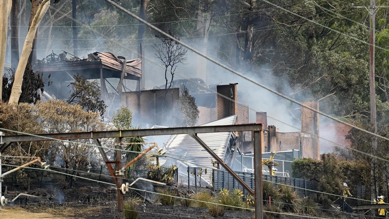 Homes lost as heatwave fuels fast-moving bushfires
