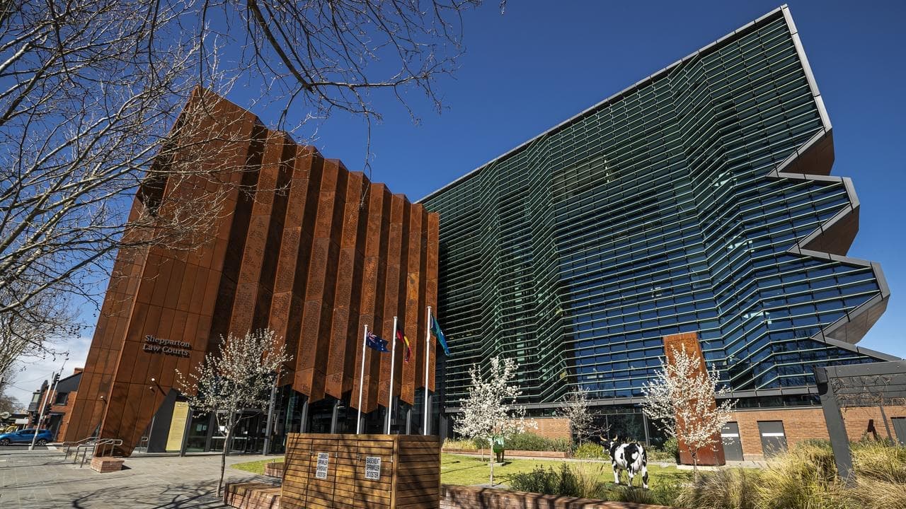 Accused murderer chants, bows during brief hearing