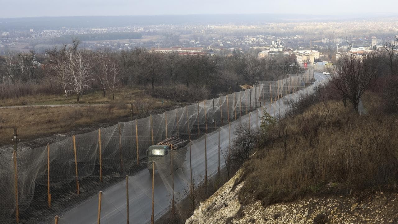 Ukraine, Russia exchange strikes, peace talks press on