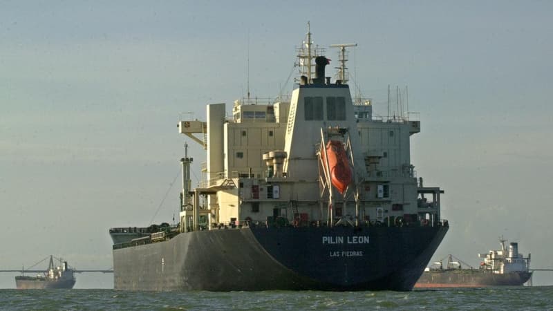 Trump orders blockade of oil tankers in Venezuela