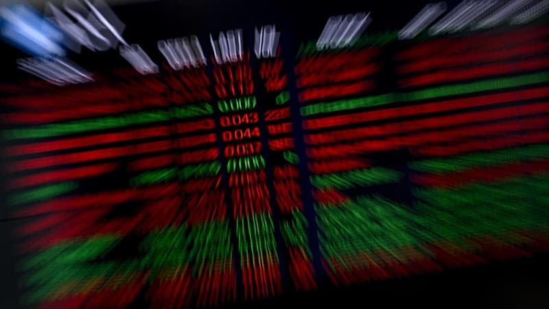 Aussie shares fade for third day, gold stocks rally