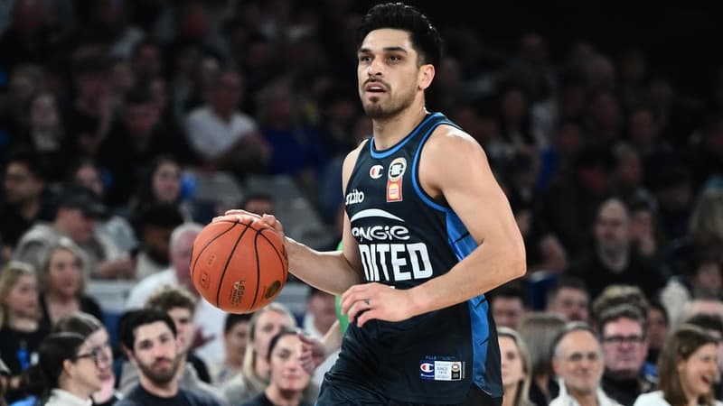 Melbourne snap NBL losing streak by hammering Hawks