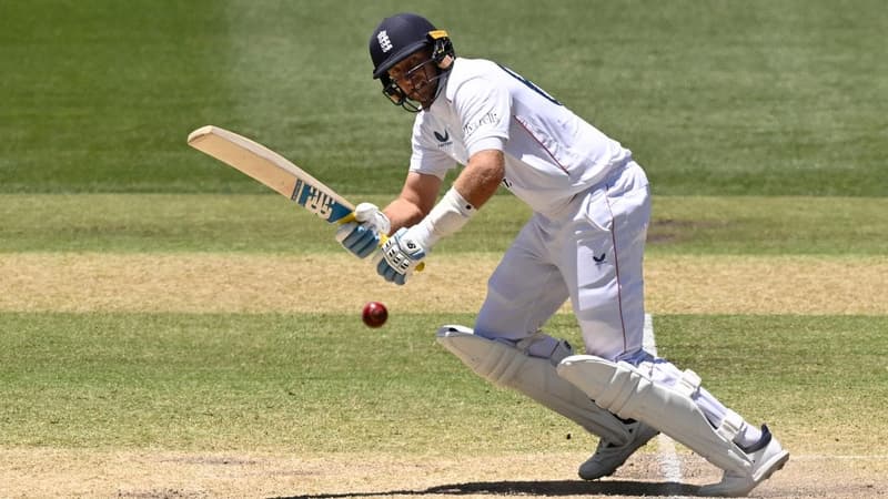 England offer fight but record chase a long way away