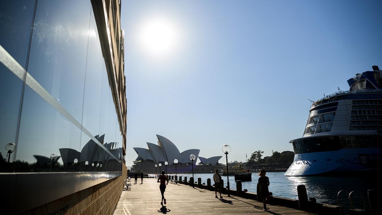 Total fire ban in place as intense heatwave moves east