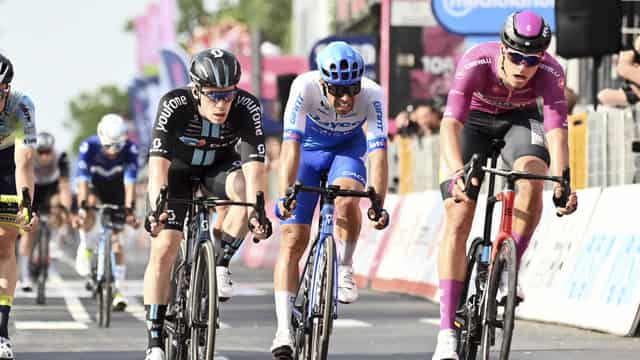 Matthews pipped at the line for second Giro stage win