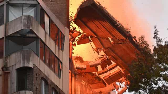 Huge fire that toppled Sydney CBD building contained