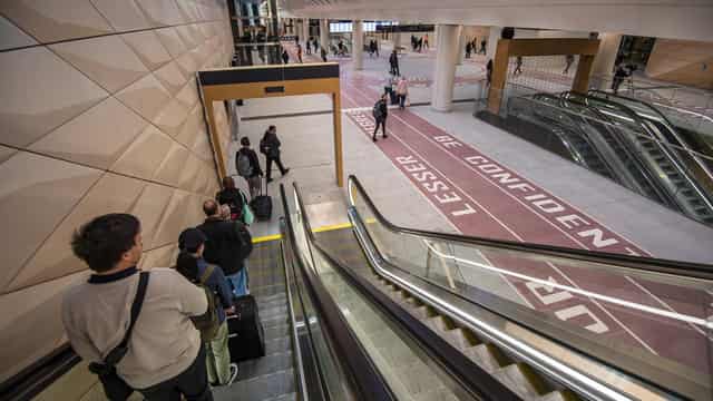 New walkway advises rushing commuters to breathe