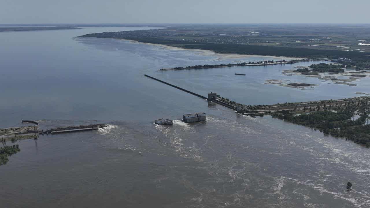 Zelenskiy visits flood-stricken southern Ukraine