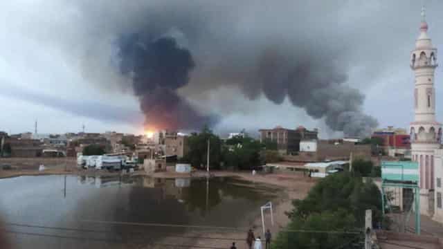 Massive fire as Sudanese rivals battle for arms factory