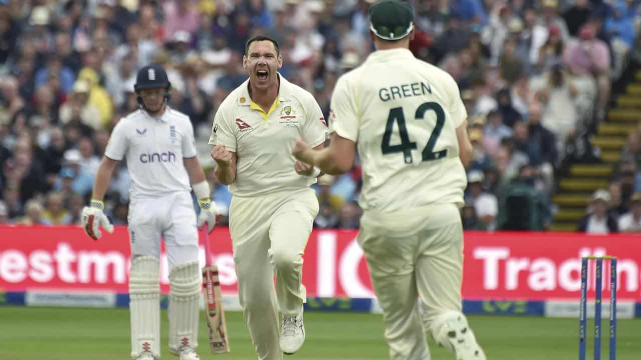 Australia's 20 minutes of mayhem leave England gloomy