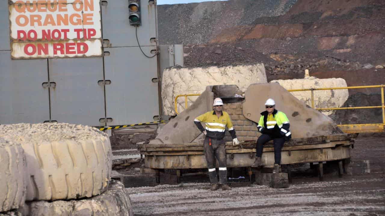 Mining members to split from construction union