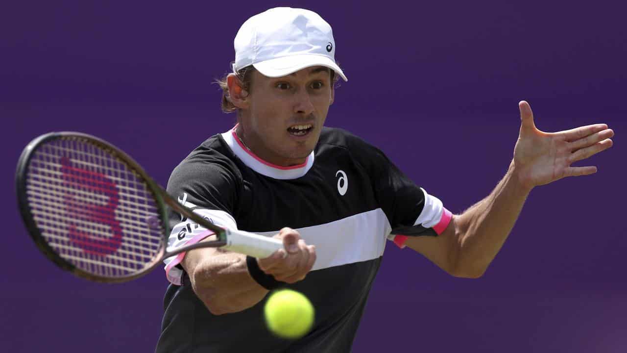 Alex de Minaur cruises into Queen's quarter-finals