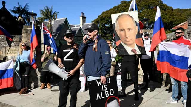 Protesters tell PM to keep hands off Russian embassy