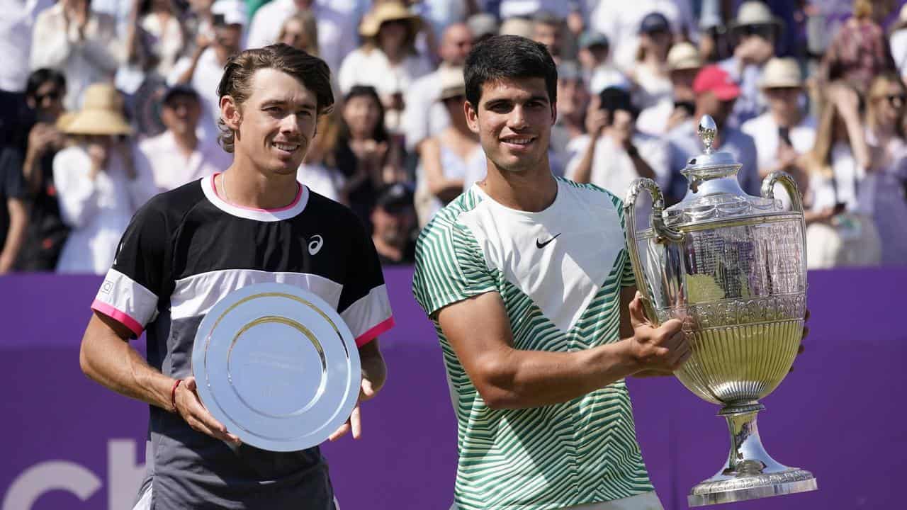 Alcaraz downs de Minaur to become Queen's king and No.1