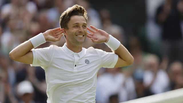 Broady stuns Ruud, Murray tantalisingly close at SW19