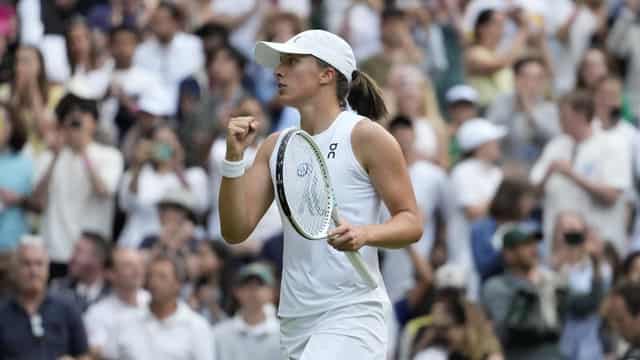 Swiatek saves match points to make Wimbledon quarters