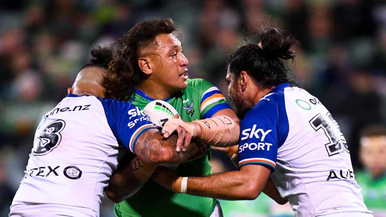 Warriors, Raiders battle for NRL top four spot