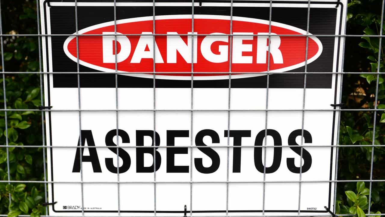 Woman gets cancer from husband's asbestos-laden clothes