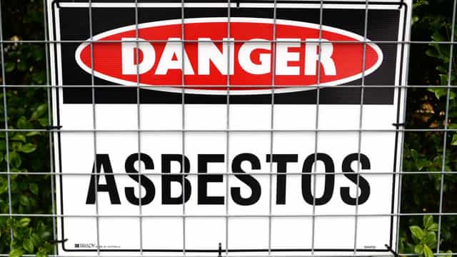 Woman gets cancer from husband's asbestos-laden clothes