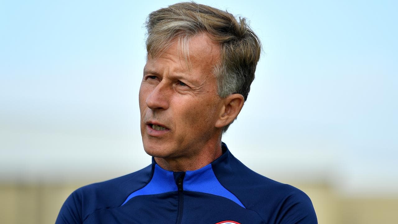 Netherlands lash 'amateur' World Cup training pitch