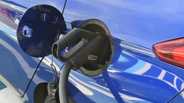 Home-charging change could put brakes on electric cars