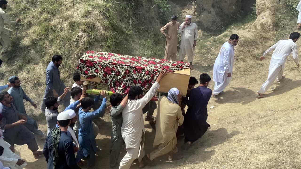 Mourners bury dead in Pakistan after massive bomb blast