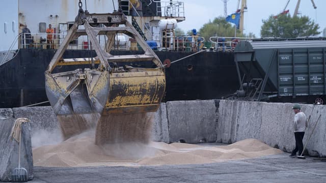 Russian strikes on Ukraine drive up global grain prices