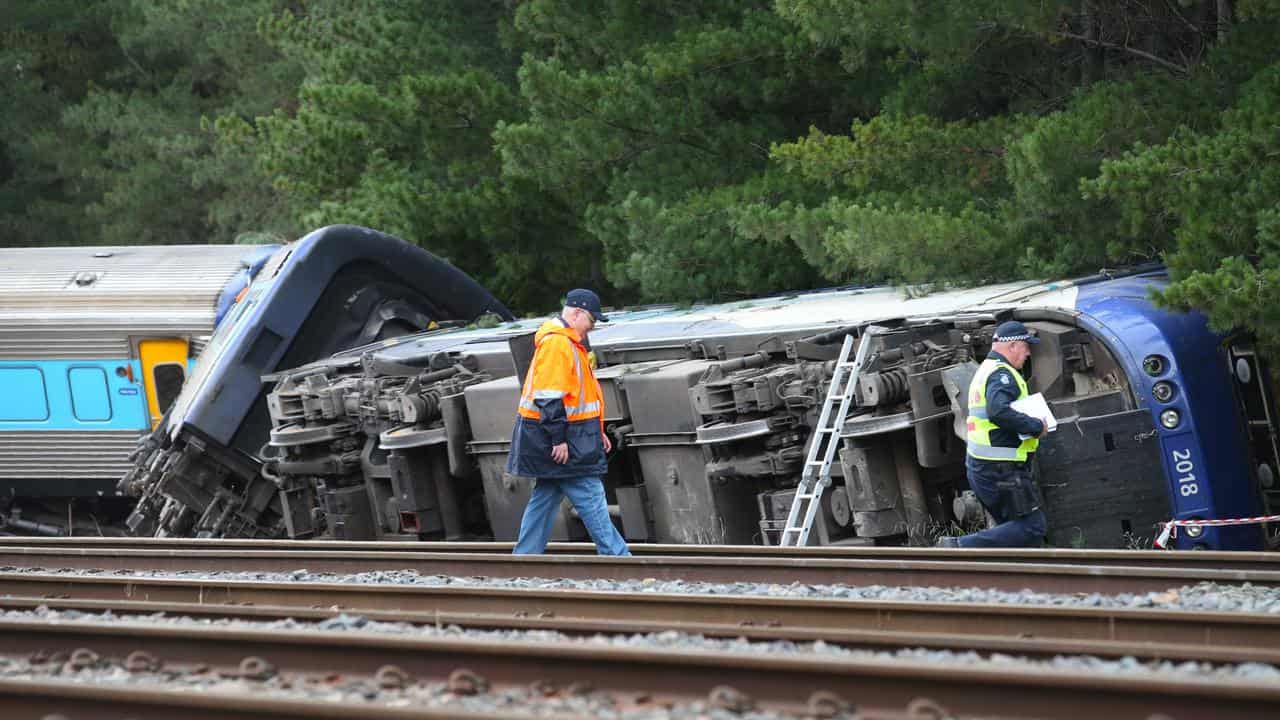 'Slow down' note handed to driver before train tragedy