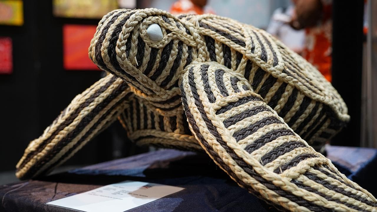 Crowds return to Aboriginal Art Fair - with bubble wrap