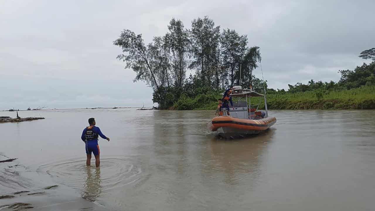 Rescuers search for four missing Aussies off Aceh