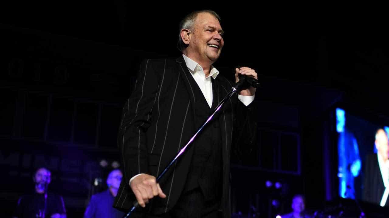 Music legend John Farnham receives cancer 'all clear'