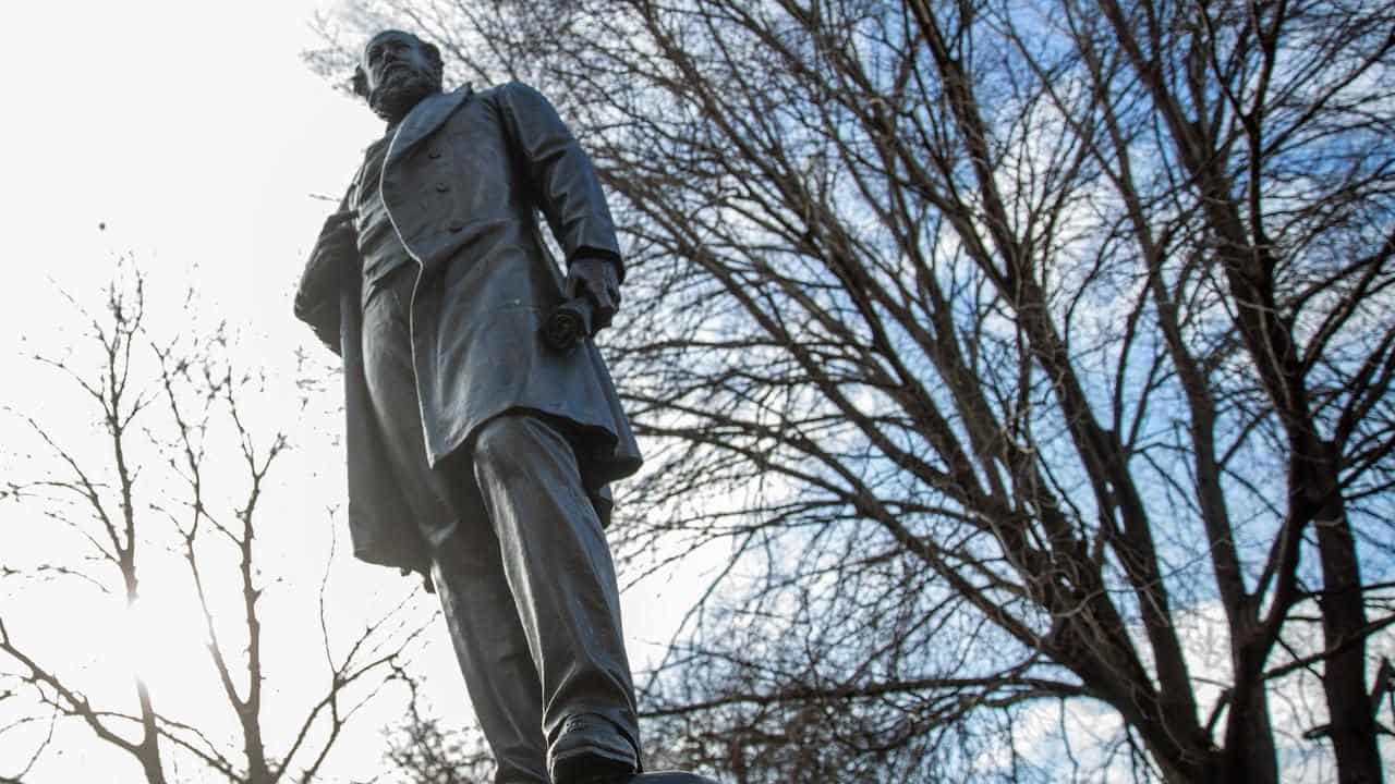 Statue of divisive premier to fall after council vote