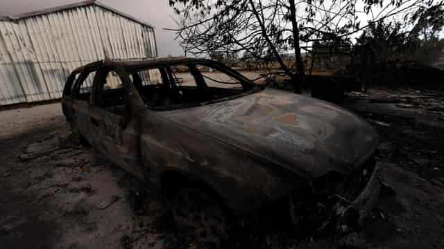 Victorians wait to feel bushfire threat before leaving