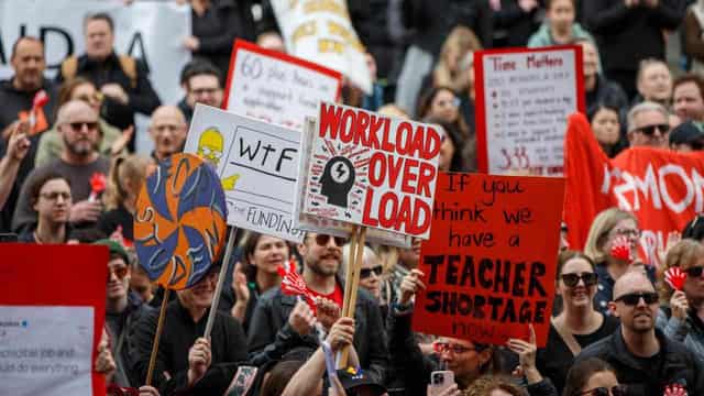 Hundreds of SA public schools closed as teachers strike