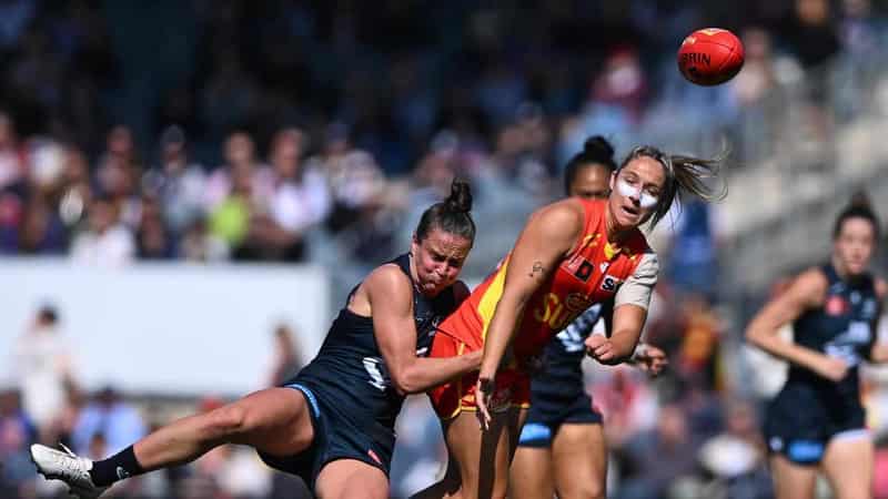 Carlton hang on to beat Gold Coast in AFLW thriller