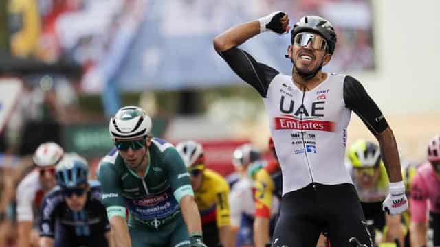 Groves bangs handlebars after unlucky Vuelta near-miss