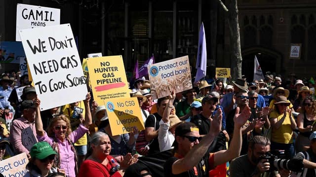 Hundreds rally against Santos coal seam gas plan