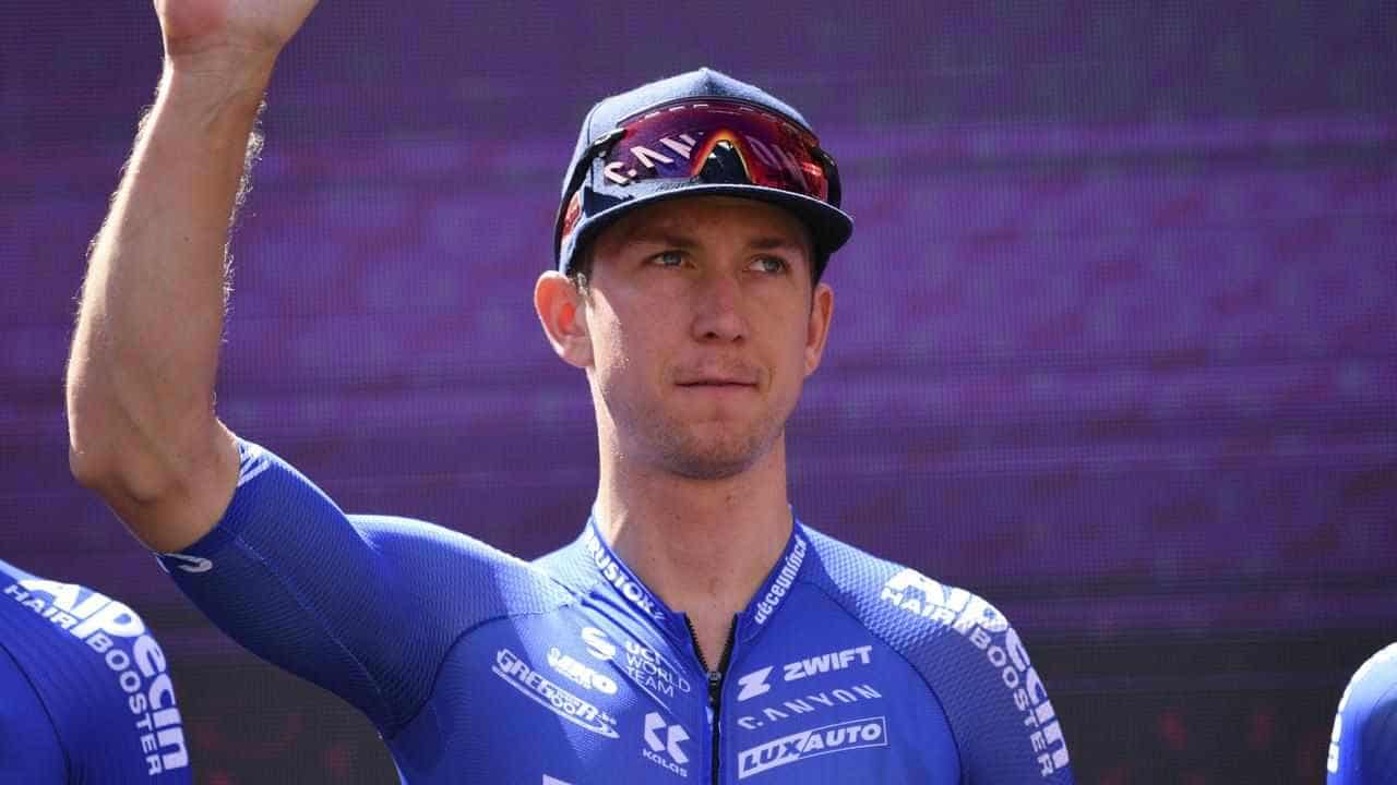 Groves crashes but increases points lead at La Vuelta