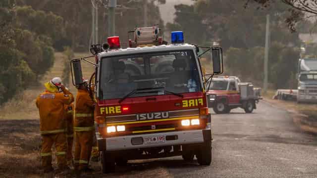 Campers flee tourist hotspot as bushfire sparks alerts