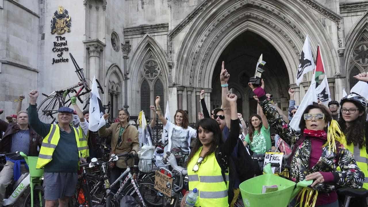 Supporters urge freedom for Assange in UK bike protest