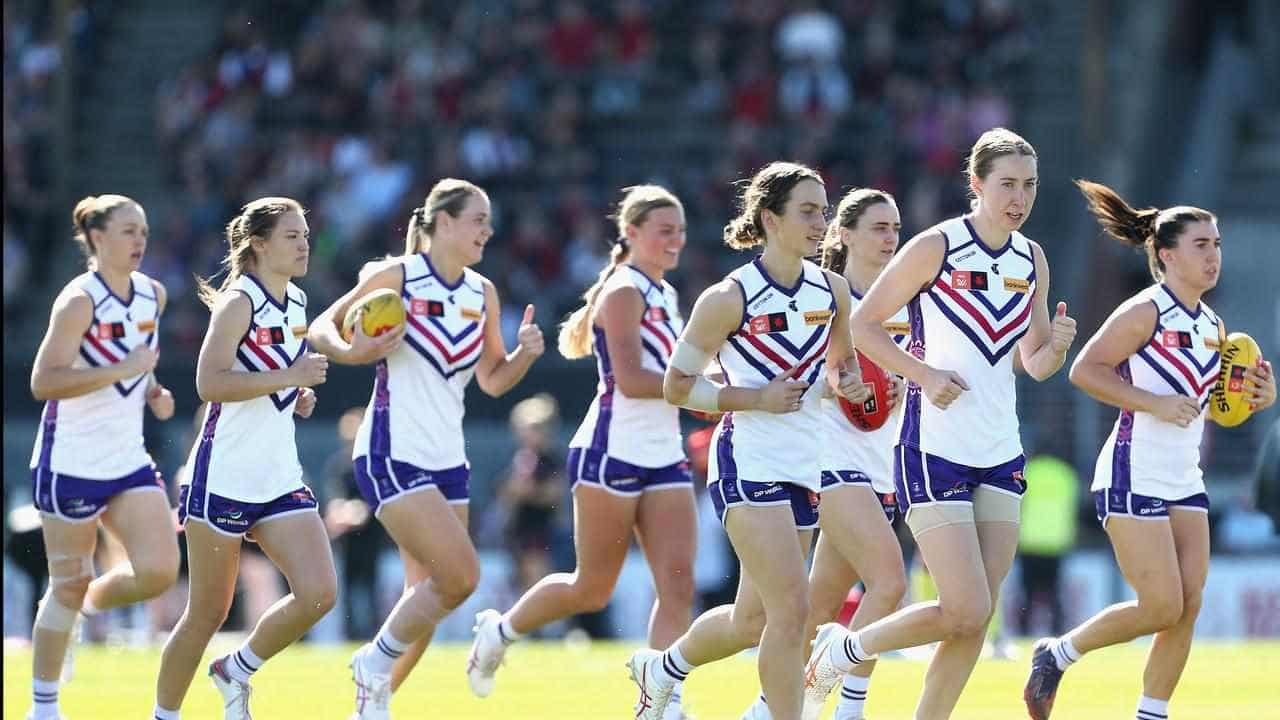 Fremantle survive Tigers surge, into AFLW top eight