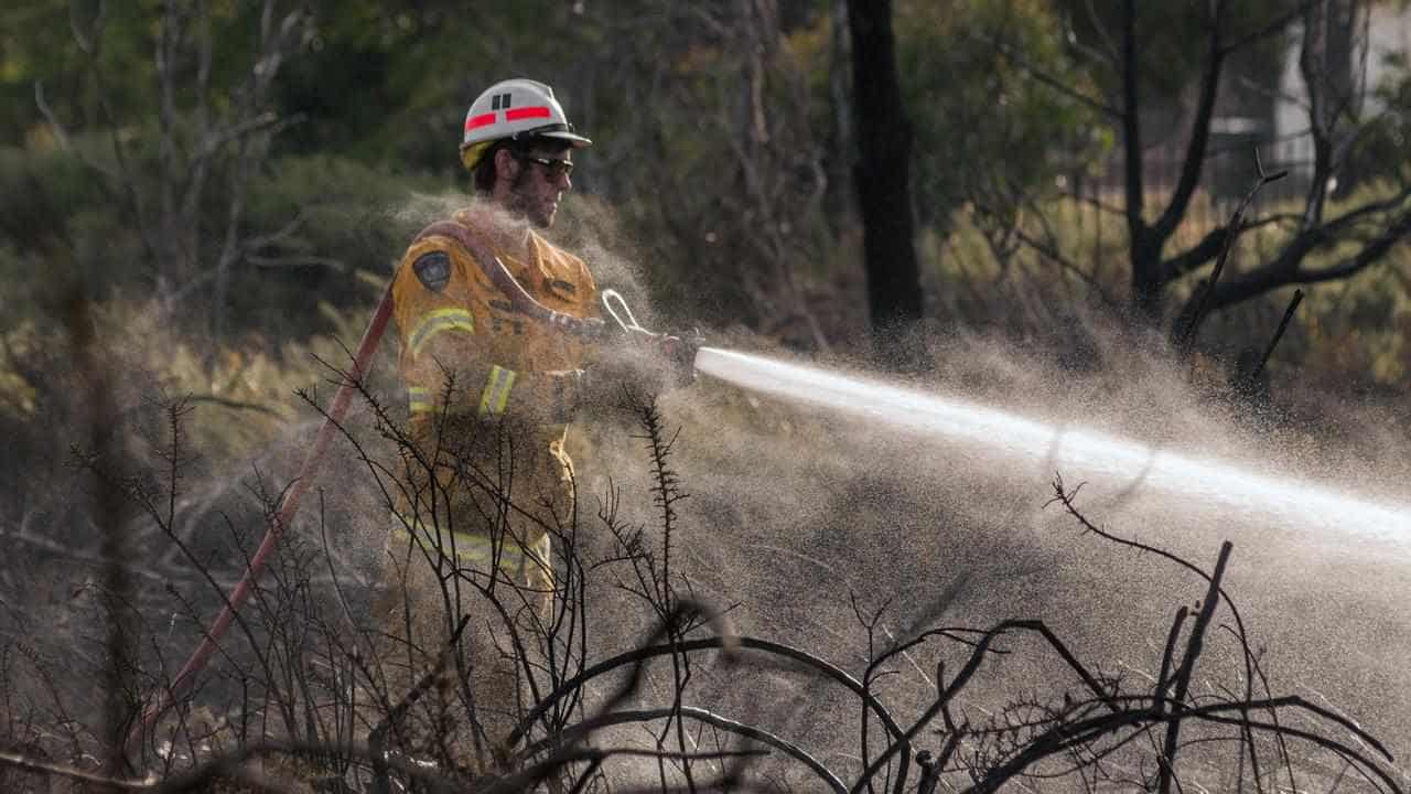 Bass Strait island bushfire puts properties in danger