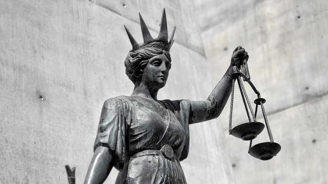 Ex-US navy pilot fights to postpone extradition hearing