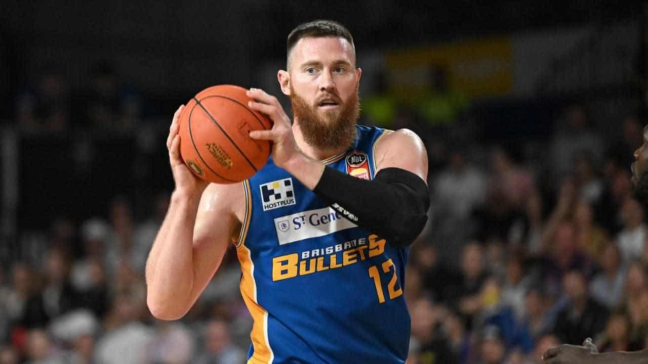 Aron Baynes, Mayen ejected as Taipans beat Bullets