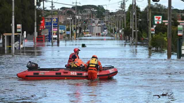 Mayor decries 'wildly fluctuating' advice before flood