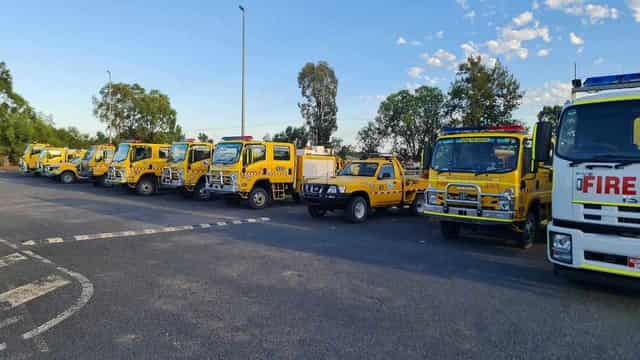 Qld firefighters battle blazes as extreme alerts remain