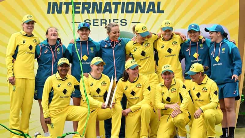 Aussie cricketers dip into pocket to support netballers