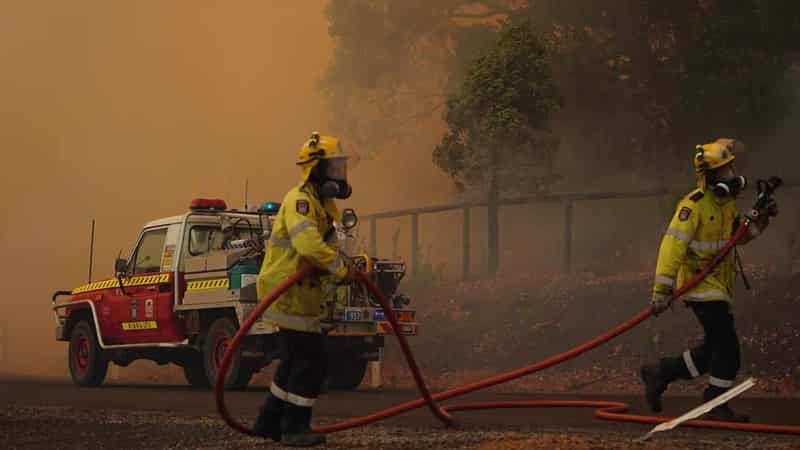 Bushfire threat to homes in Perth's west downgraded